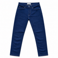 Mørkeblå Fabricobe Shaping New Tomorrow jeans med klassisk pasform og synlige syninger, vist på modell.