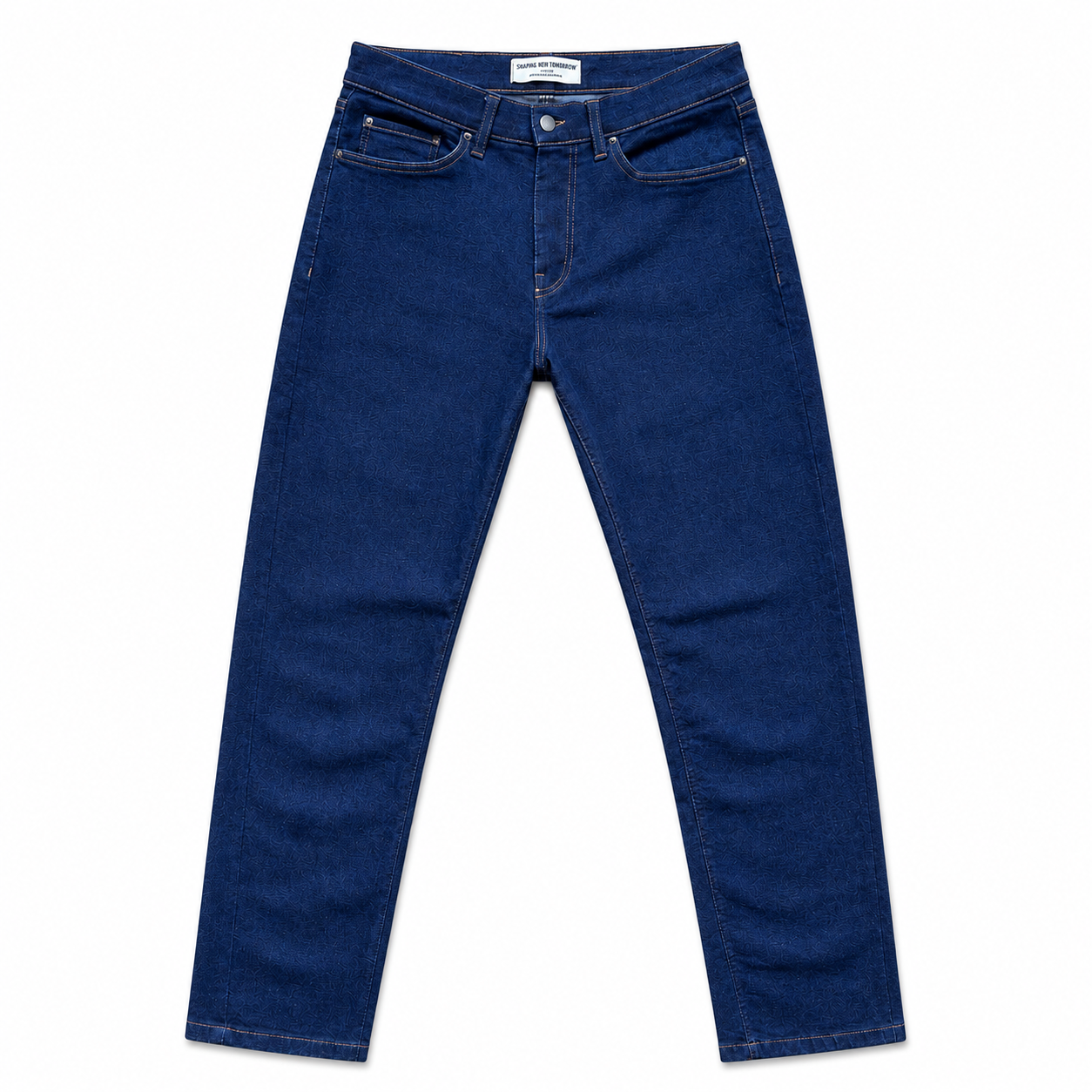 Mørkeblå Fabricobe Shaping New Tomorrow jeans med klassisk pasform og synlige syninger, vist på modell.