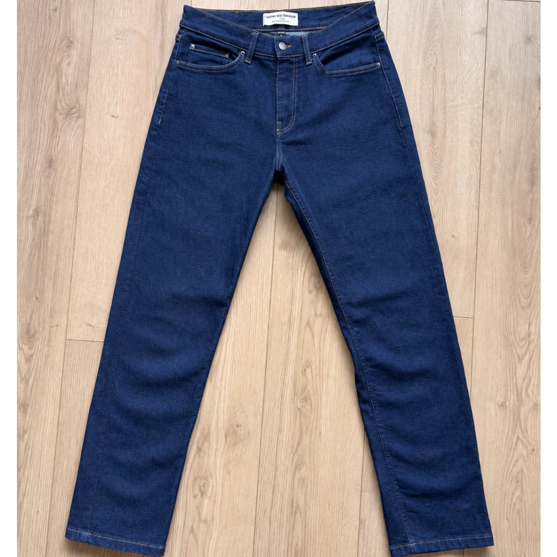 Mørkeblå Fabricobe jeans fra Shaping New Tomorrow med klassisk pasform og synlige syninger, vises på billedet.