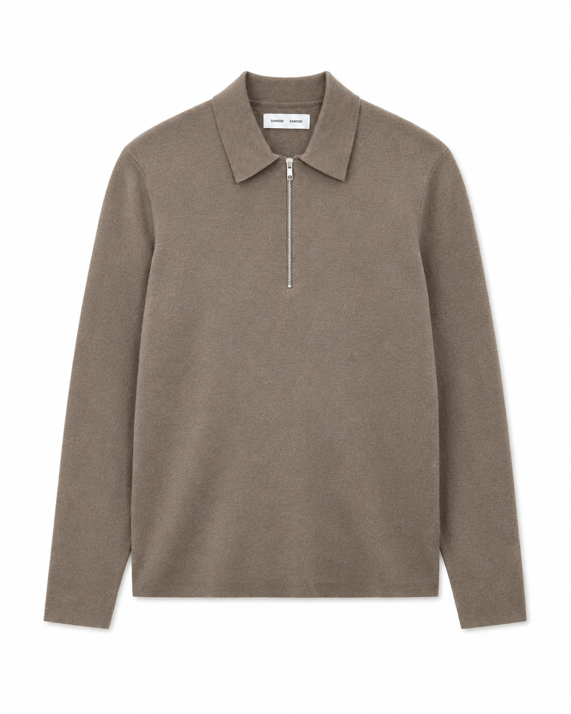 Samsøe Samsøe halvløjsstrik i stengrå, bluse med høj hals og lynlås, vist på model.