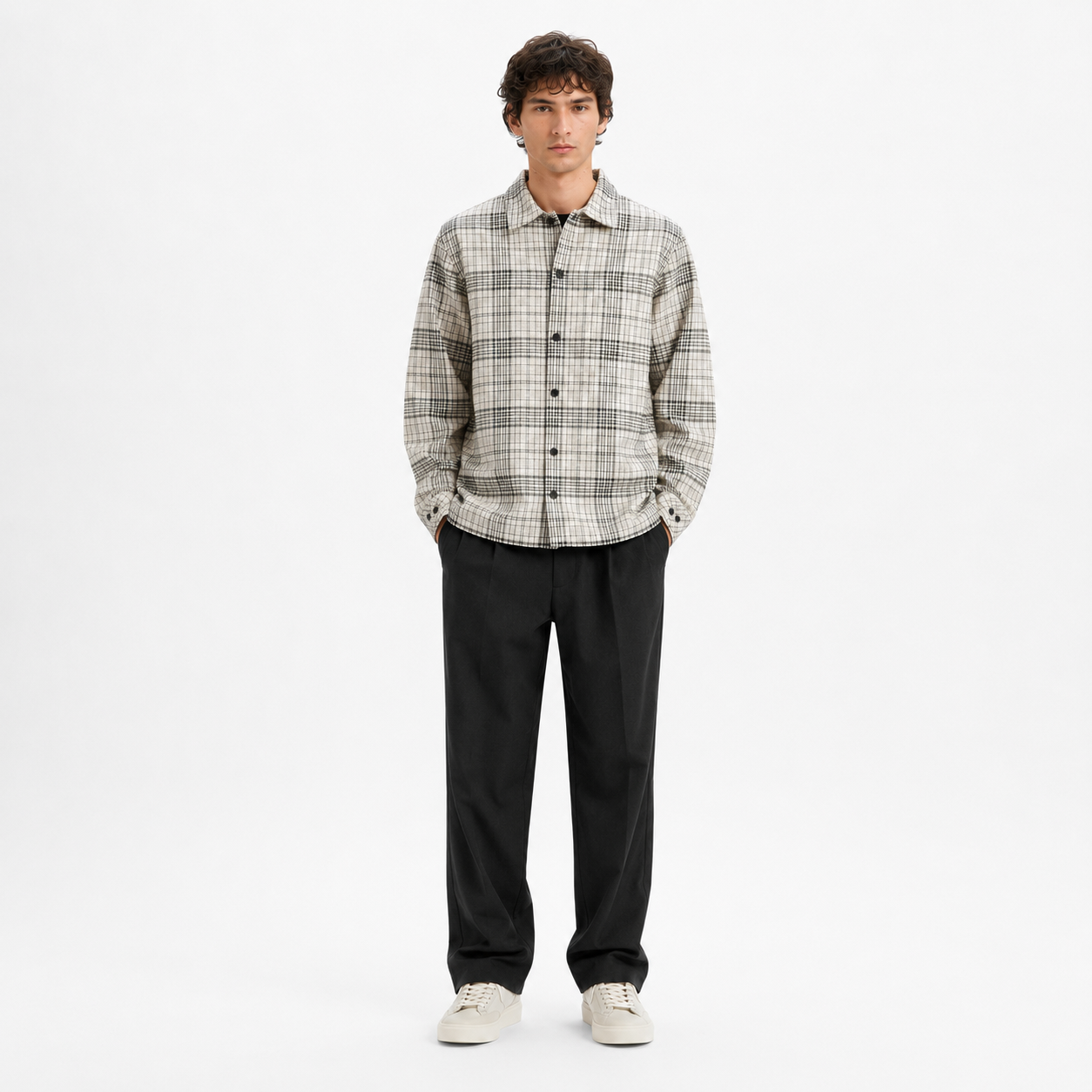 Samsøe Samsøe Taka JS overshirt i tern, casual trøje i blødt stof med ternmønster, vist på model.