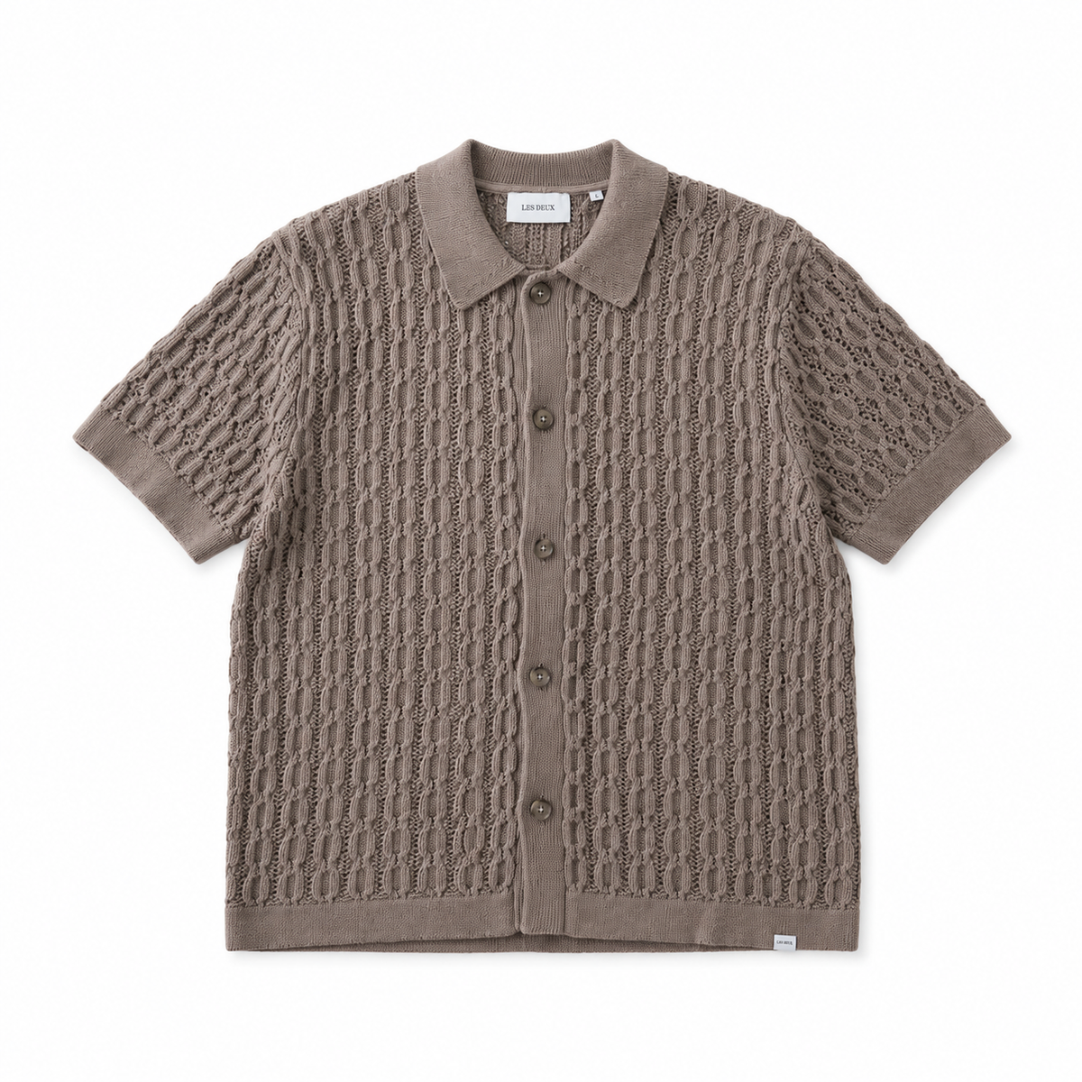 Les Deux taupe kortærmet strikpolo med rund hals og blødt stof, vist på en model.