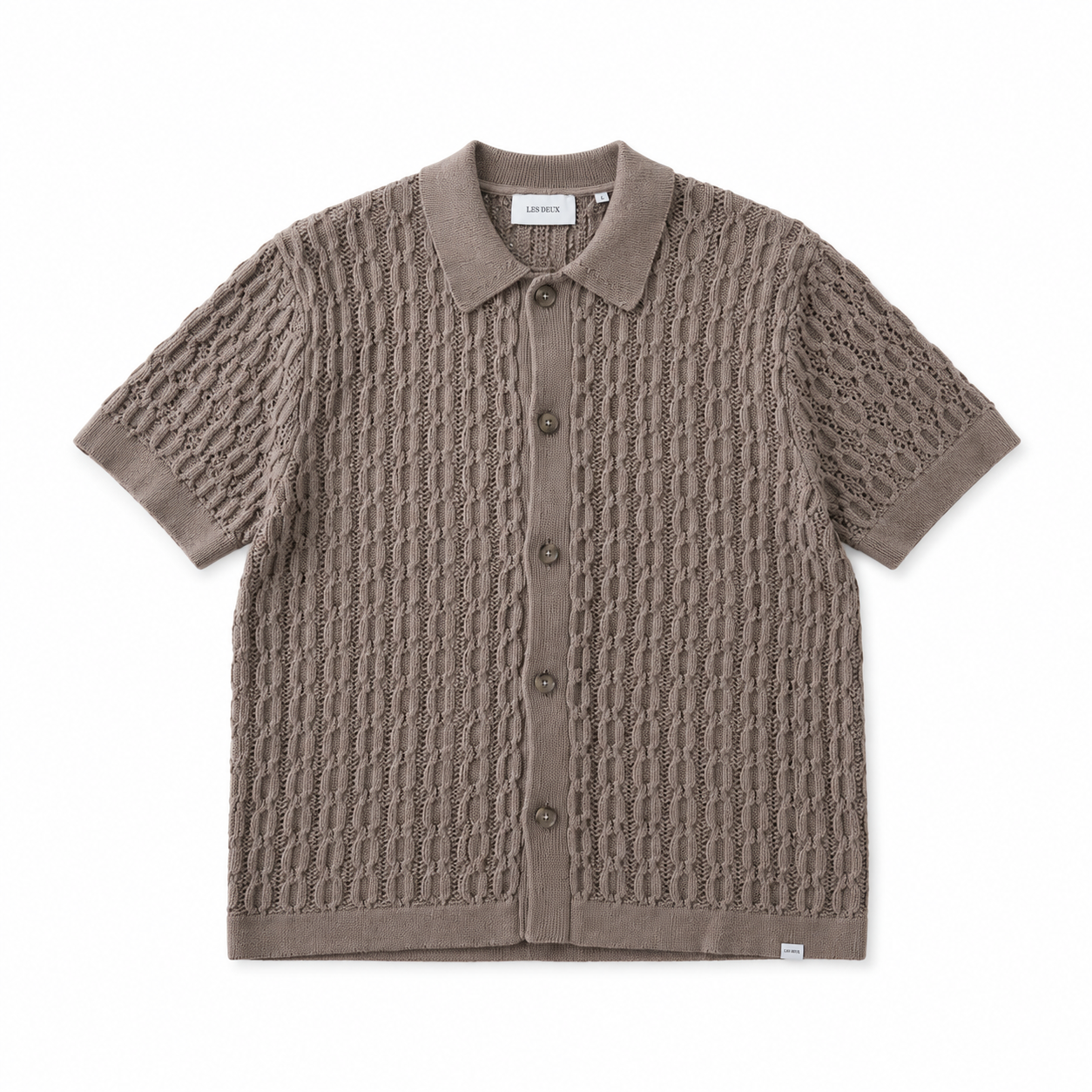 Les Deux taupe kortærmet strikpolo med rund hals og blødt stof, vist på en model.