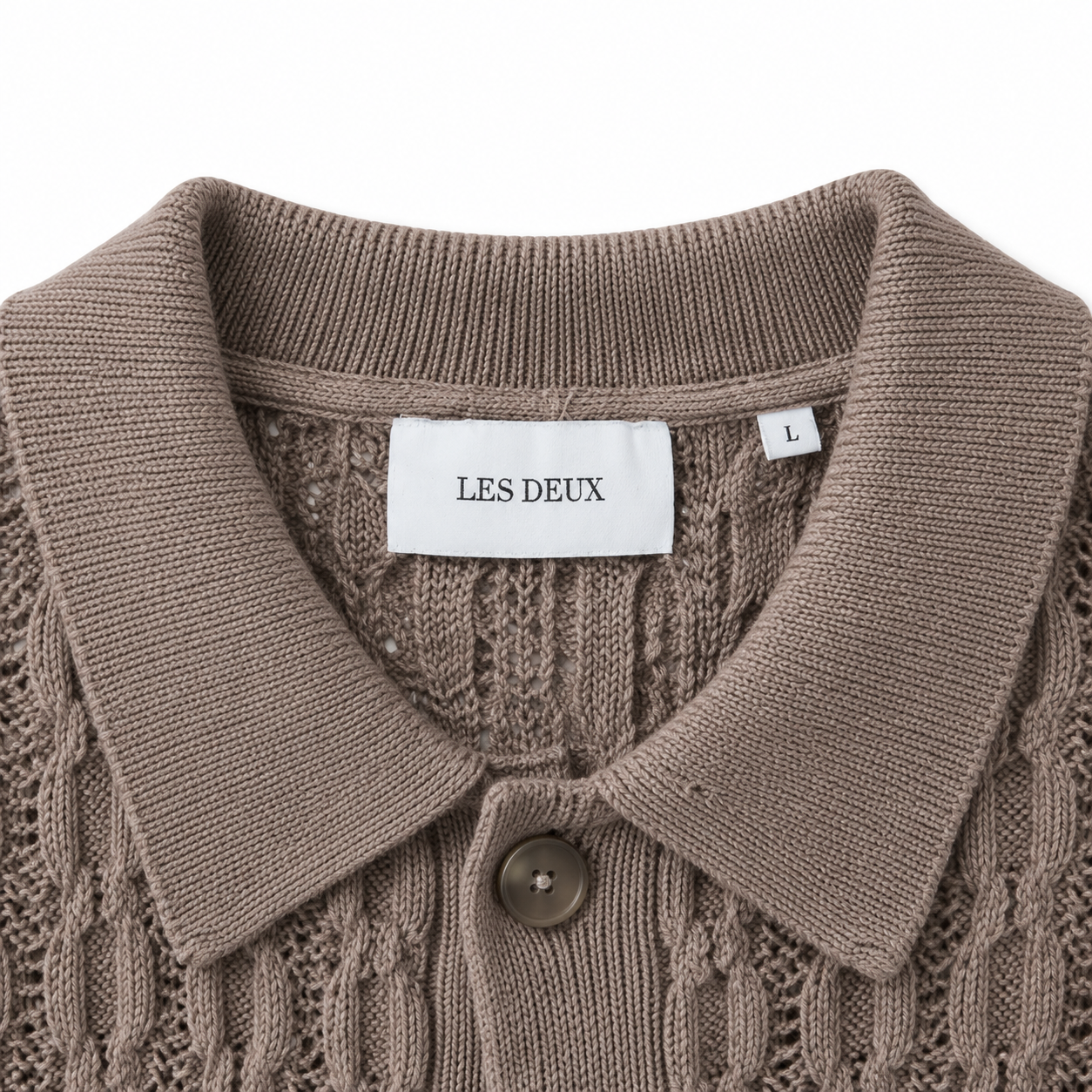 Les Deux taupe kortærmet strikpolo i blødt materiale med rund hals og fin pasform, vist på en model.
