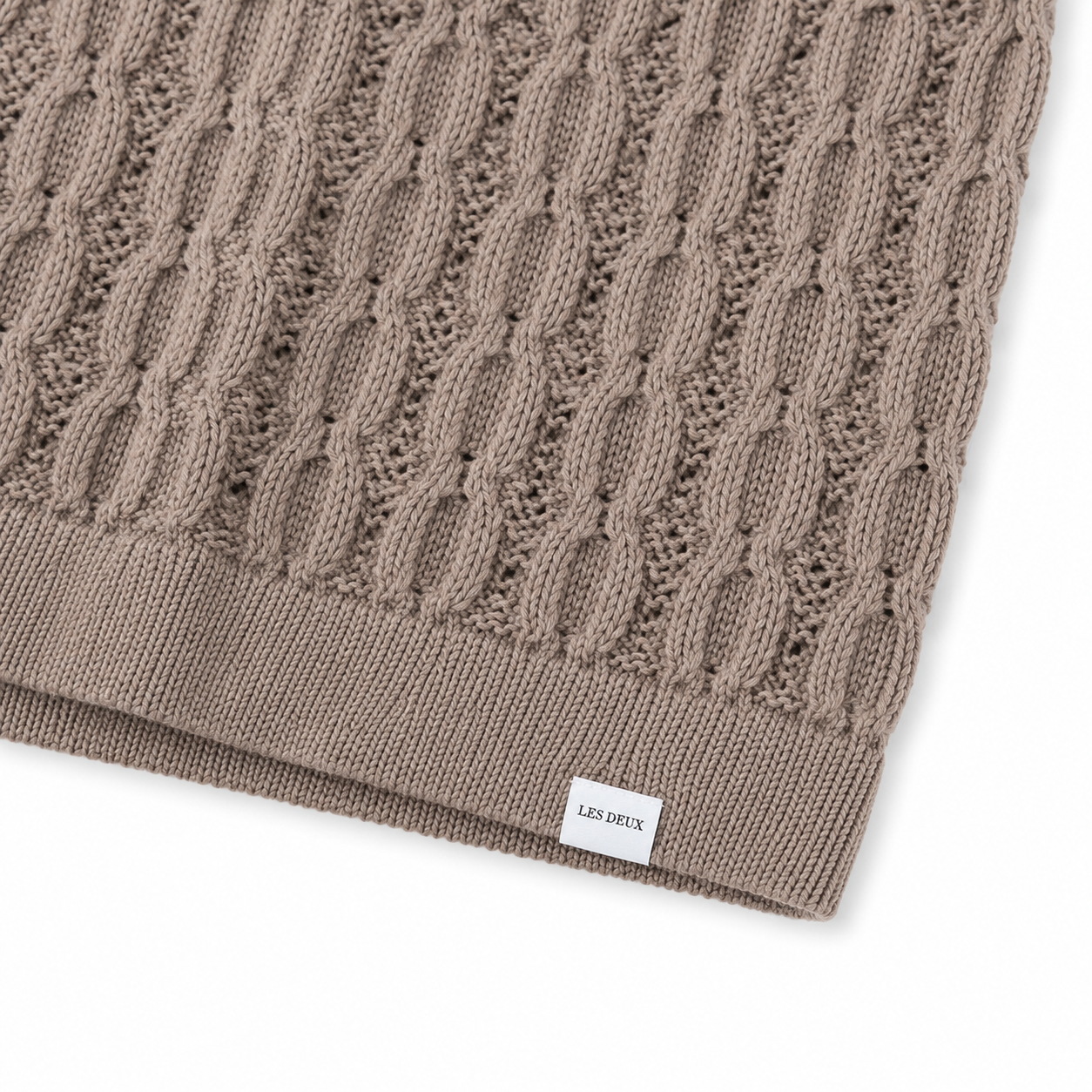 Les Deux taupe kortærmet strikpolo hænger på bøjle, fremhævet med blød tekstur og klassisk design.