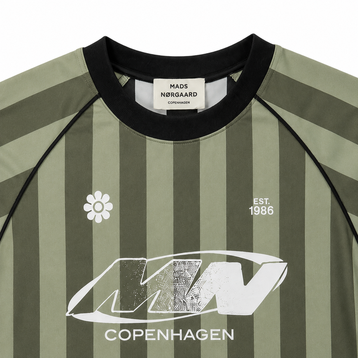 Grønstribet t-shirt fra Mads Nørgaard med rund hals og lange ærmer, afslappet og stilfuld til hverdag.