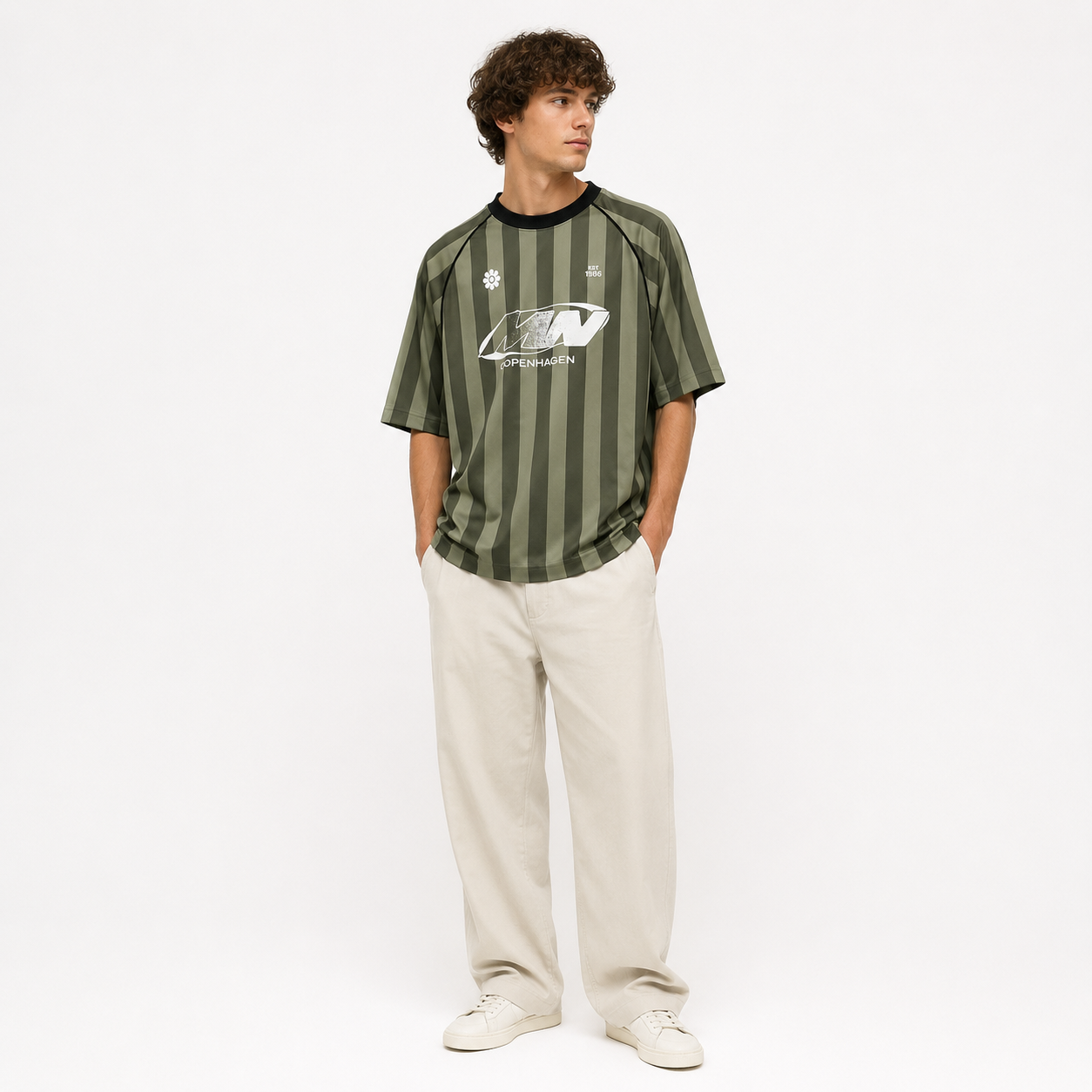 Grønstribet Mads Nørgaard t-shirt med rund hals og lange ærmer, casual og behagelig til hverdag.