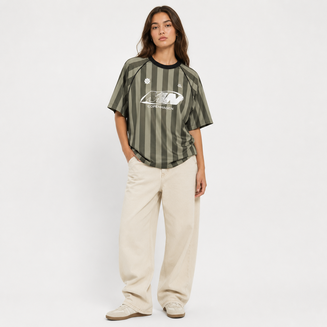 Grønstribet Mads Nørgaard t-shirt med rund hals, blødt jersey materiale, vises på model foran hvid baggrund.
