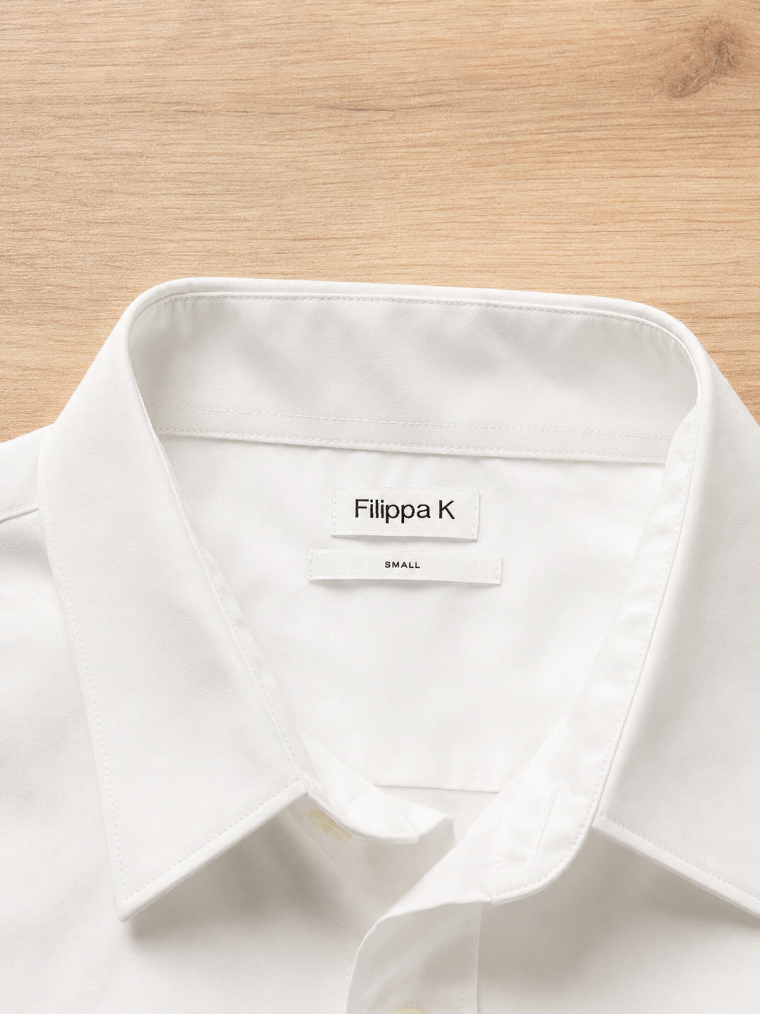 Hvid Filippa K skjorte af bomuld med klassisk krave og knapper, stilfuld og enkel til hverdag.