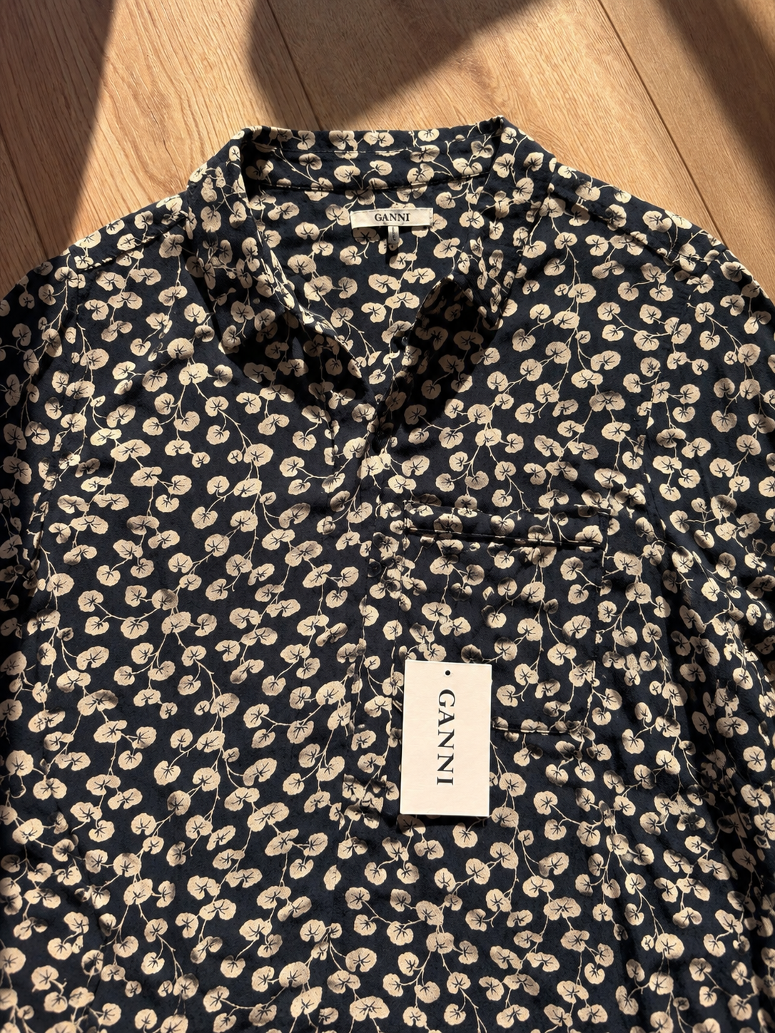 Farverig Ganni skjorte med blomstermønster, langærmet med knapper og klassisk krave, velegnet til afslappet stil.