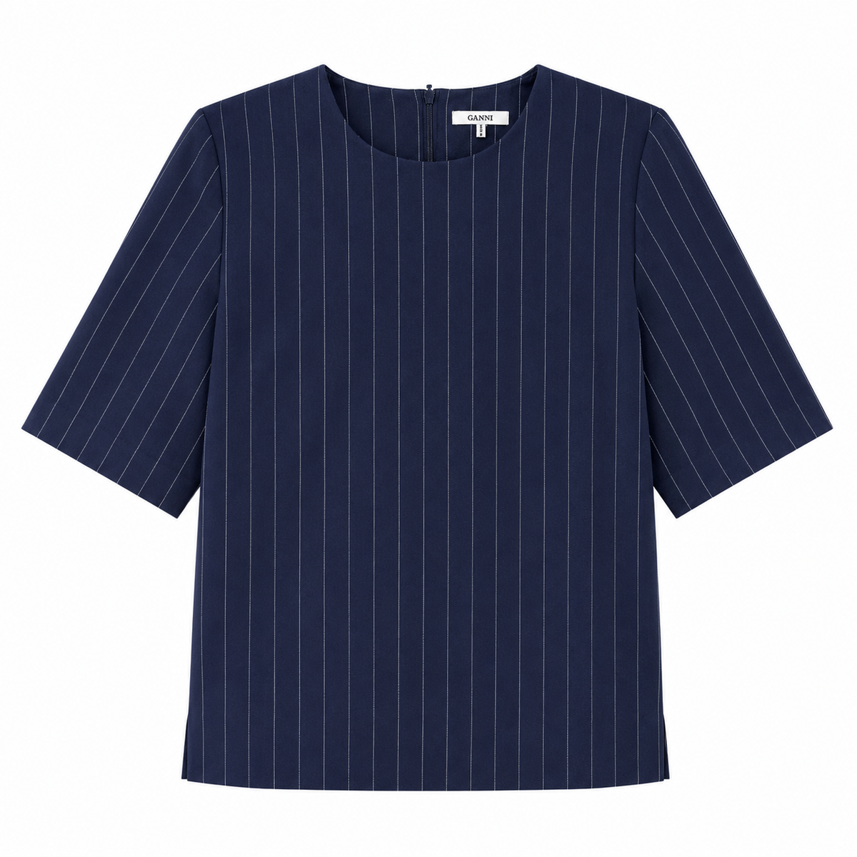 Navyblå stribet Ganni bluse i størrelse 40 med nålestribet mønster og lang ærme, vist på model.