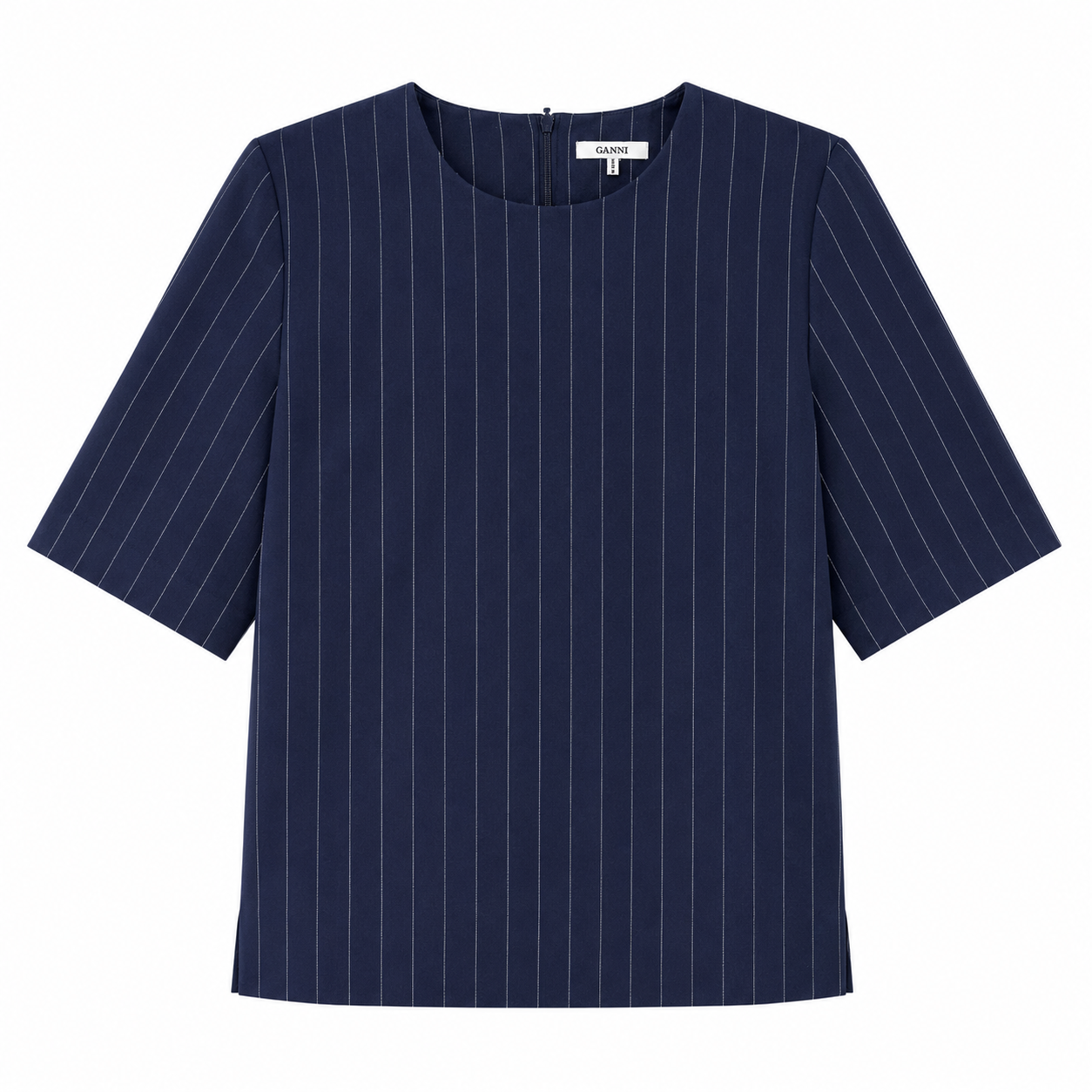 Navyblå stribet Ganni bluse i størrelse 40 med nålestribet mønster og lang ærme, vist på model.