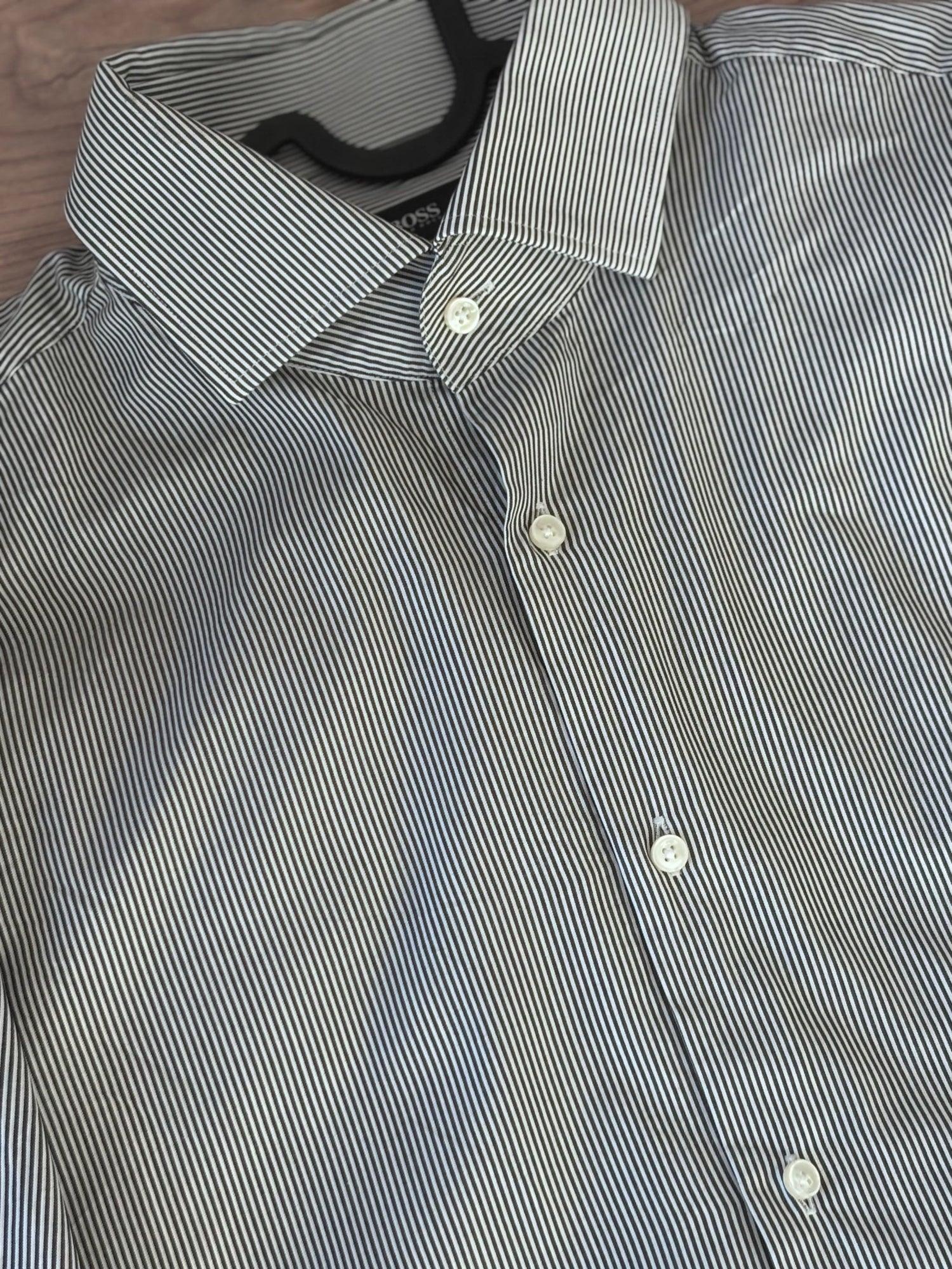 Hugo Boss skjorte i bomuldsstof med klassisk krave og knapper, Fabricobe-mærke synligt, stilfuld og elegant design.