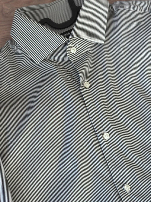 Hugo Boss skjorte i bomuldsstof med klassisk krave og knapper, Fabricobe-mærke synligt, stilfuld og elegant design.