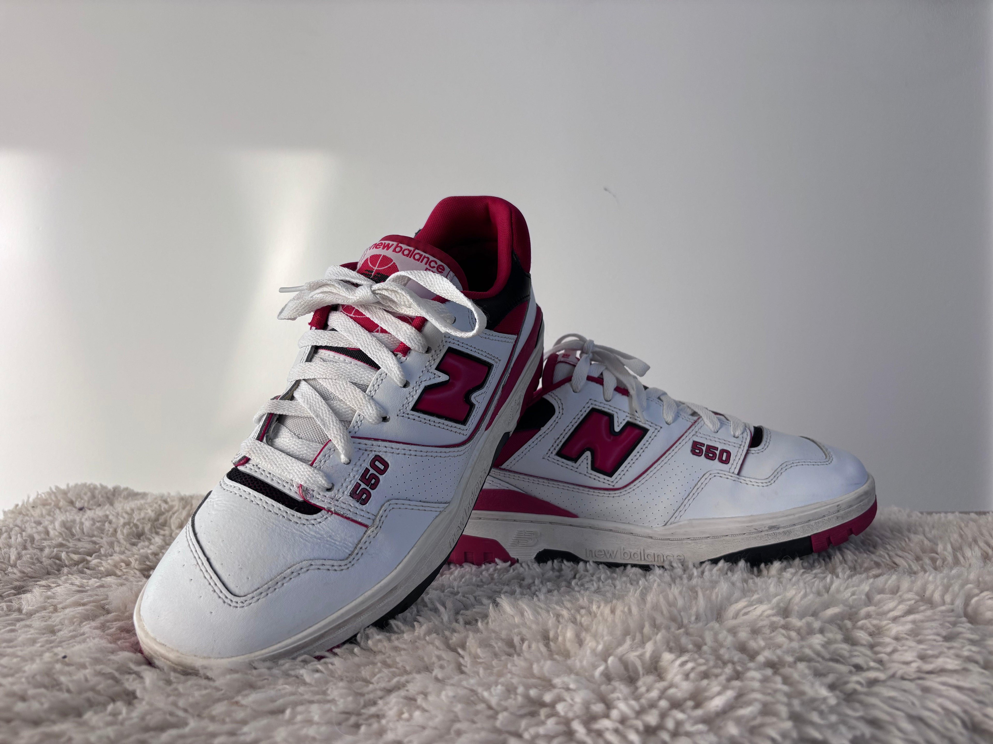 Fabricobe New Balance 550 sneakers, hvide og blå med luftige design, set fra siden på neutral baggrund.