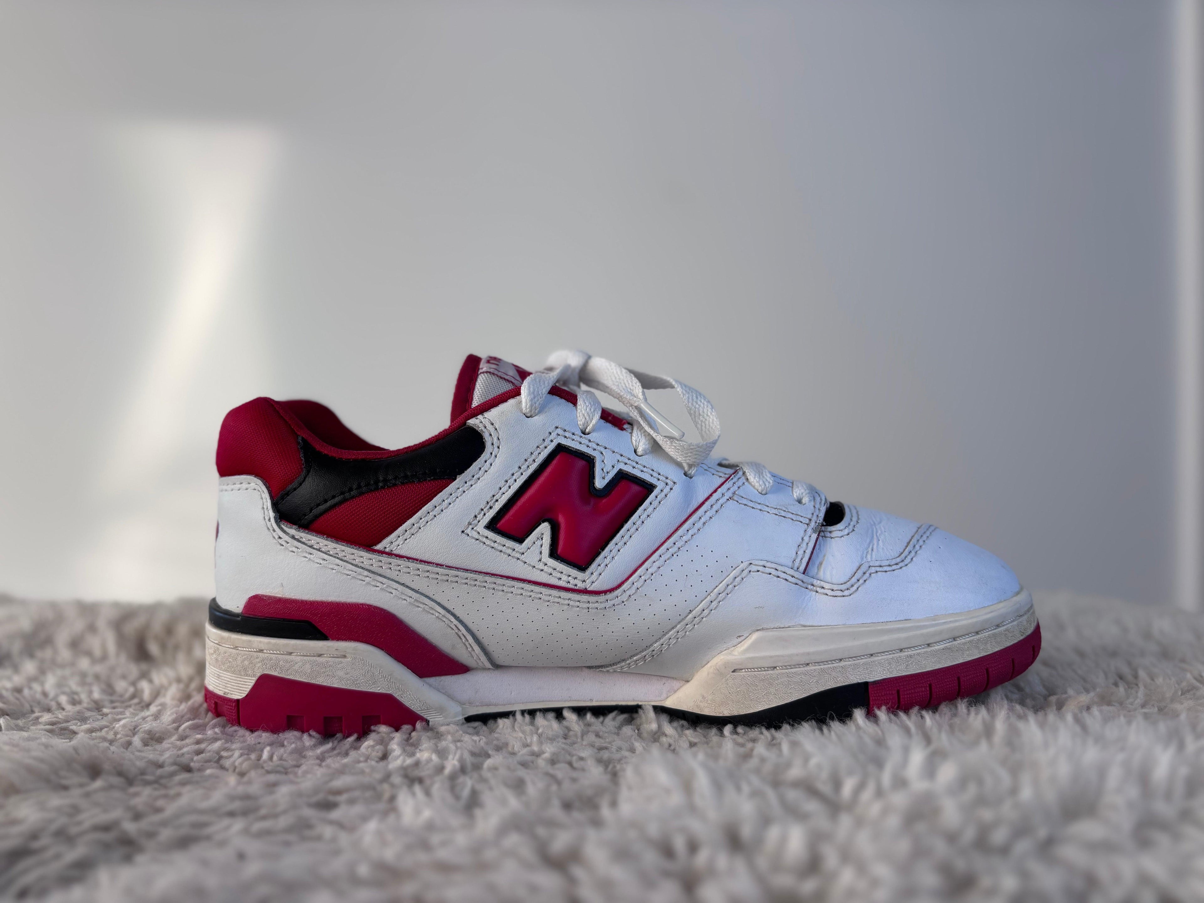 Fabricobe New Balance 550 sneakers, hvide og blå sportssko med ventilationsdetaljer og flad sål, set fra siden.