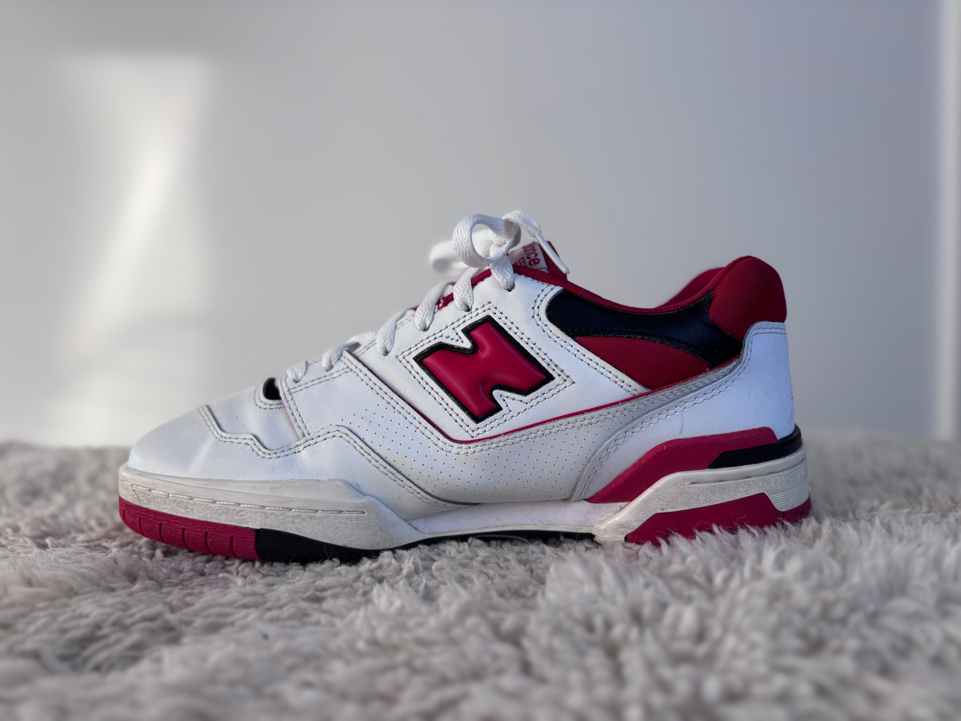 Fabricobe New Balance 550 sneakers i hvid med blå accenter, synlige med snørebånd og sporty design.