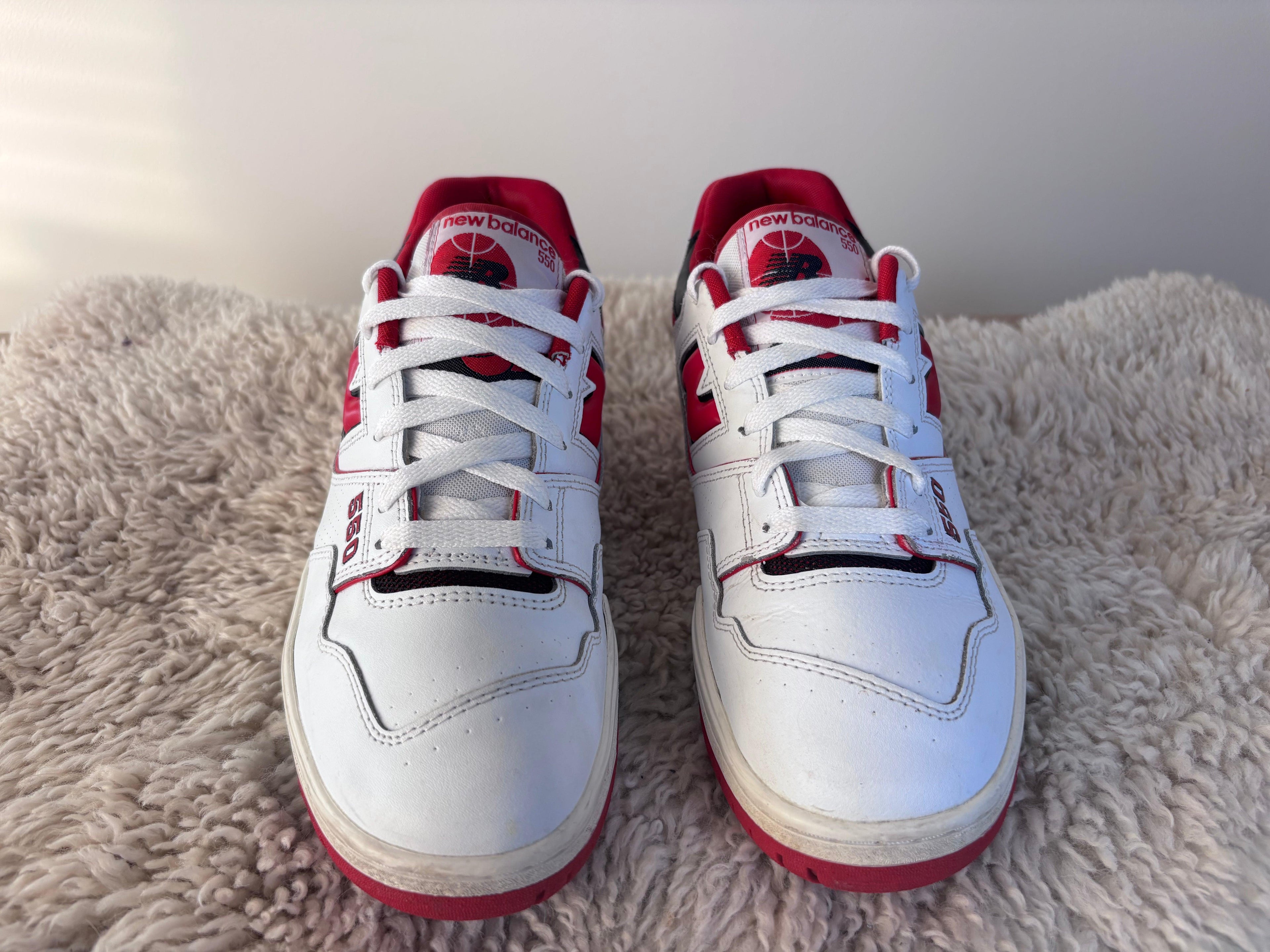 Nike Air Max 90 sneakers i hvid og grå med gummisål og logo på siden, set forfra.