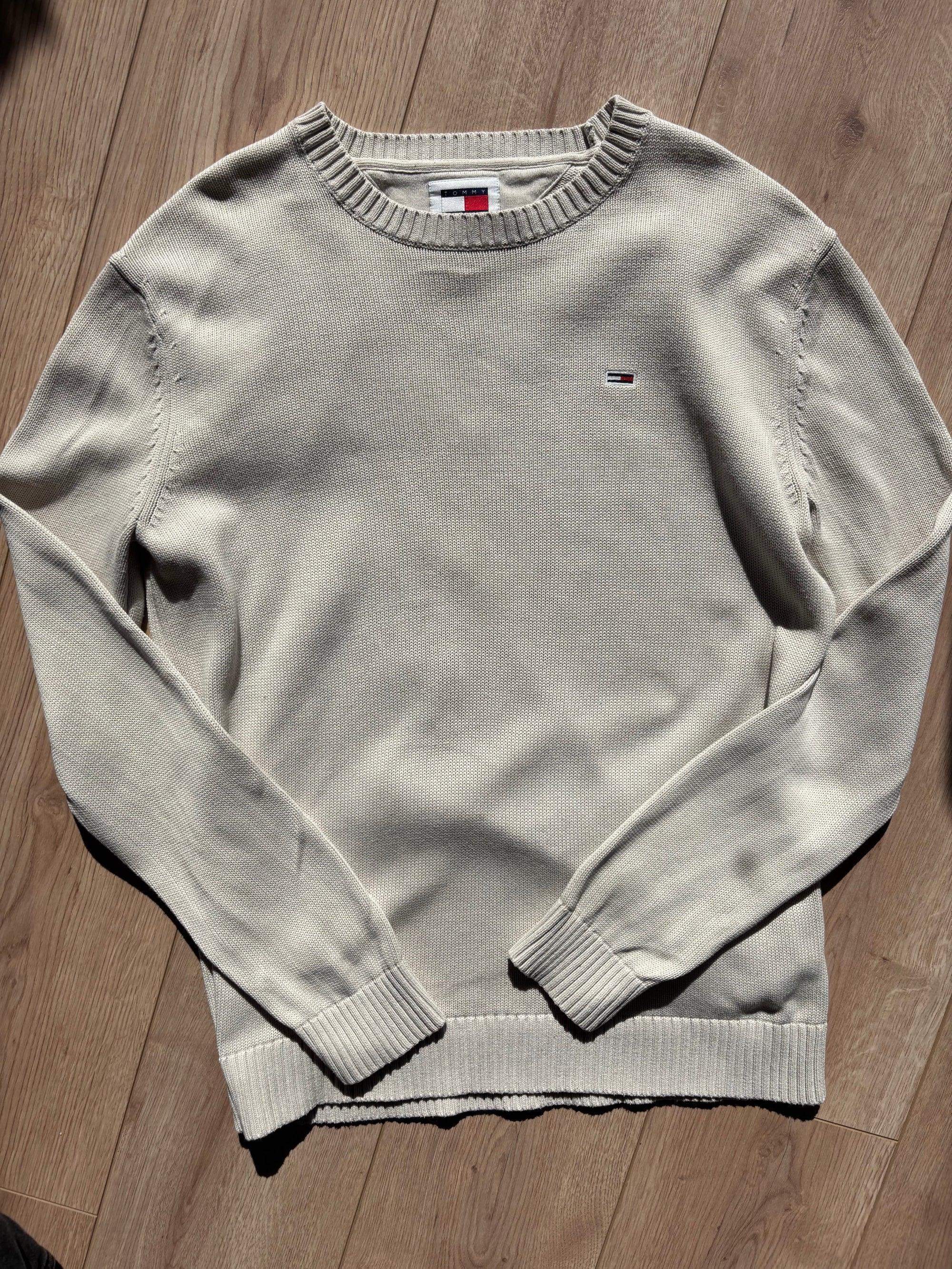 Cream Tommy Jeans striktrøje fra Fabricobe med bløde teksturer og klassisk design, vist på model.