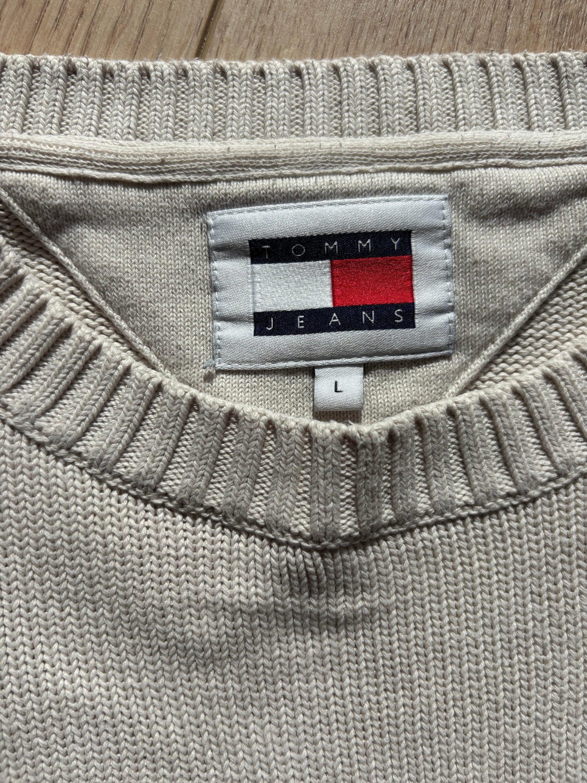 Cream Tommy Jeans striktrøje fra Fabricobe med ribdetaljer og komfortabel pasform, vist på model.