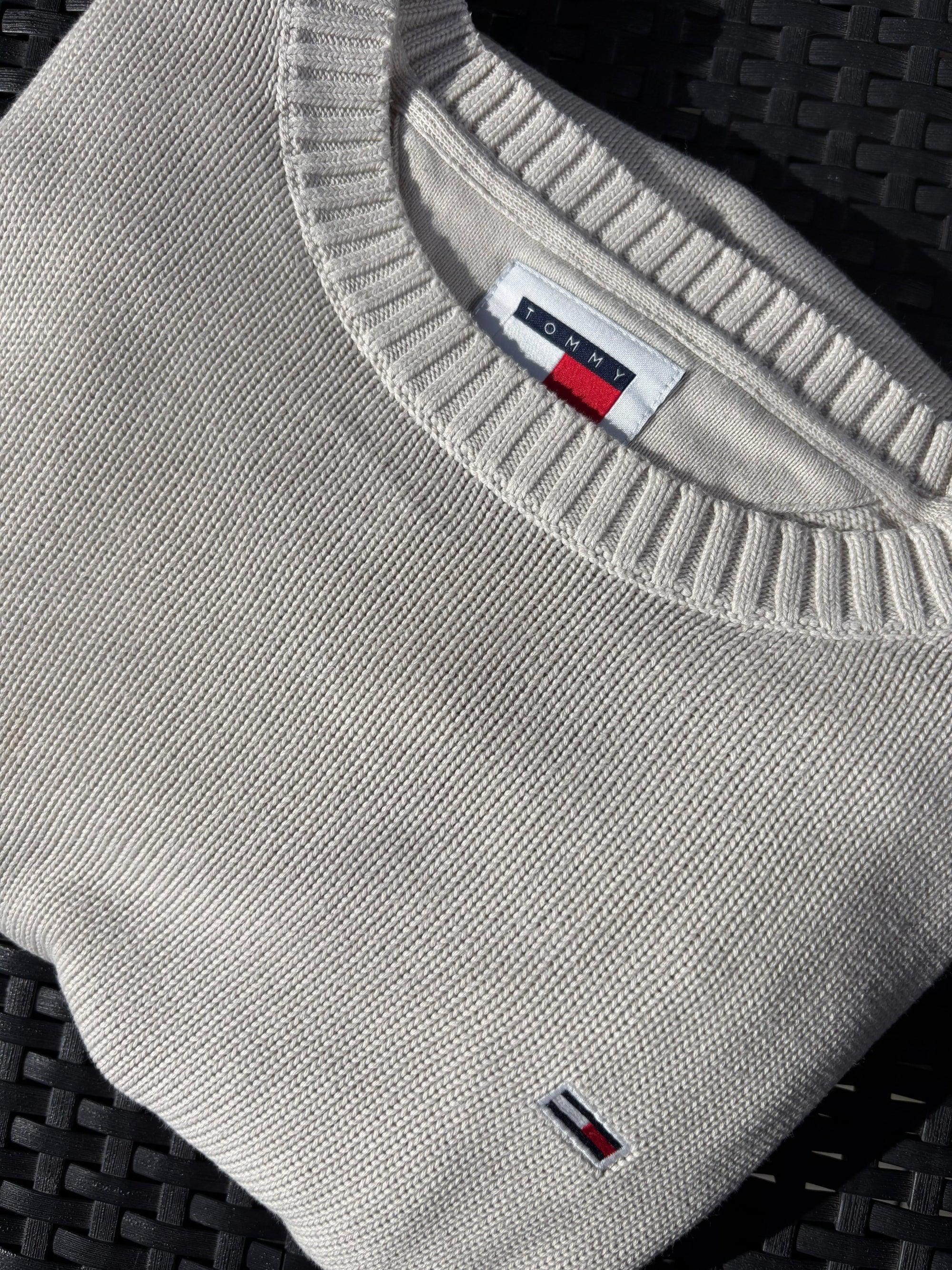 Cream Tommy Jeans striktrøje fra Fabricobe, vises med detaljeret tekstur og ribkant, perfekt til afslappet stil.