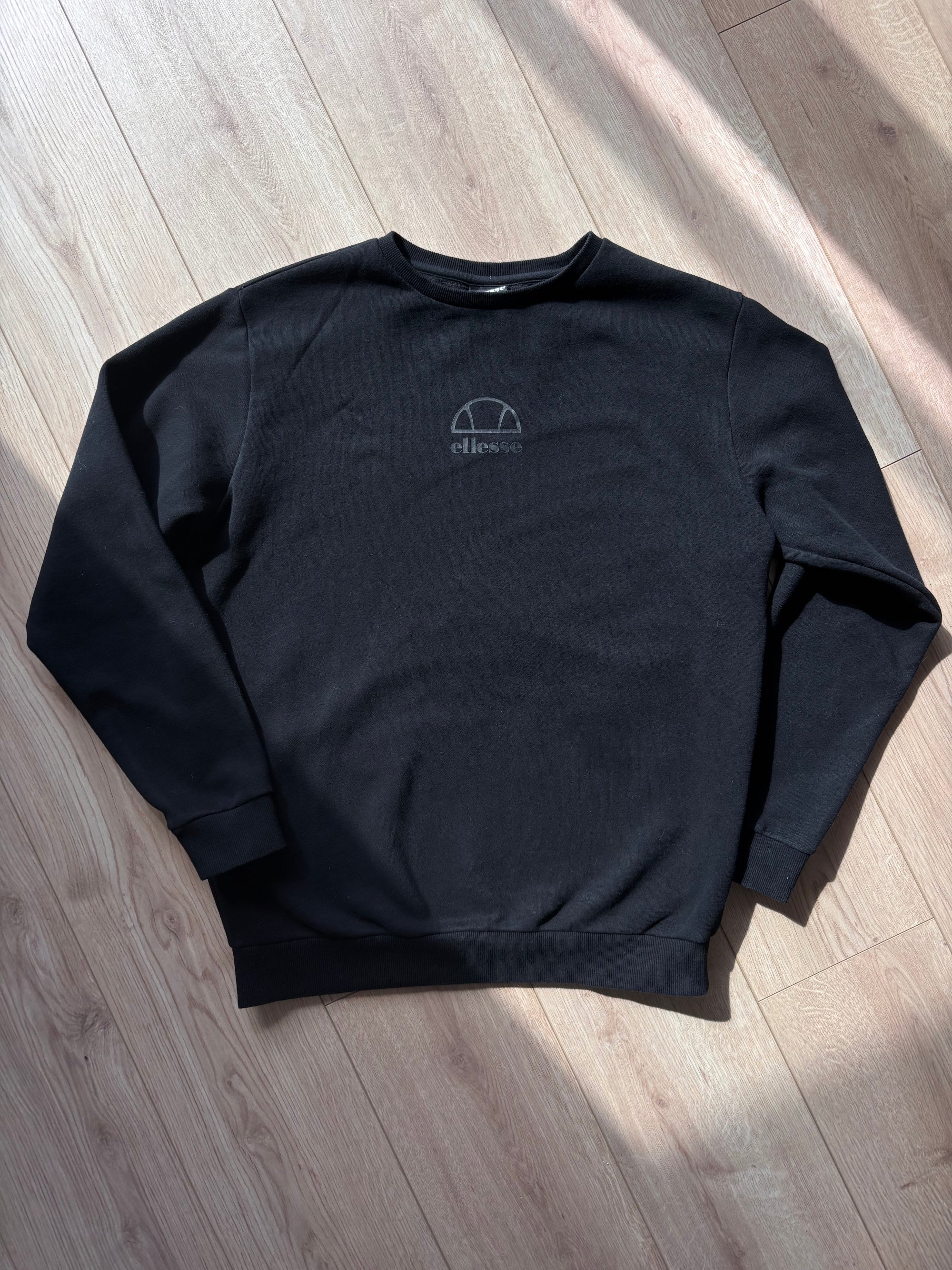 Fabricobe Ellesse sweatshirt med rund hals og logo, blød bomulds-crewneck til afslappet stil.