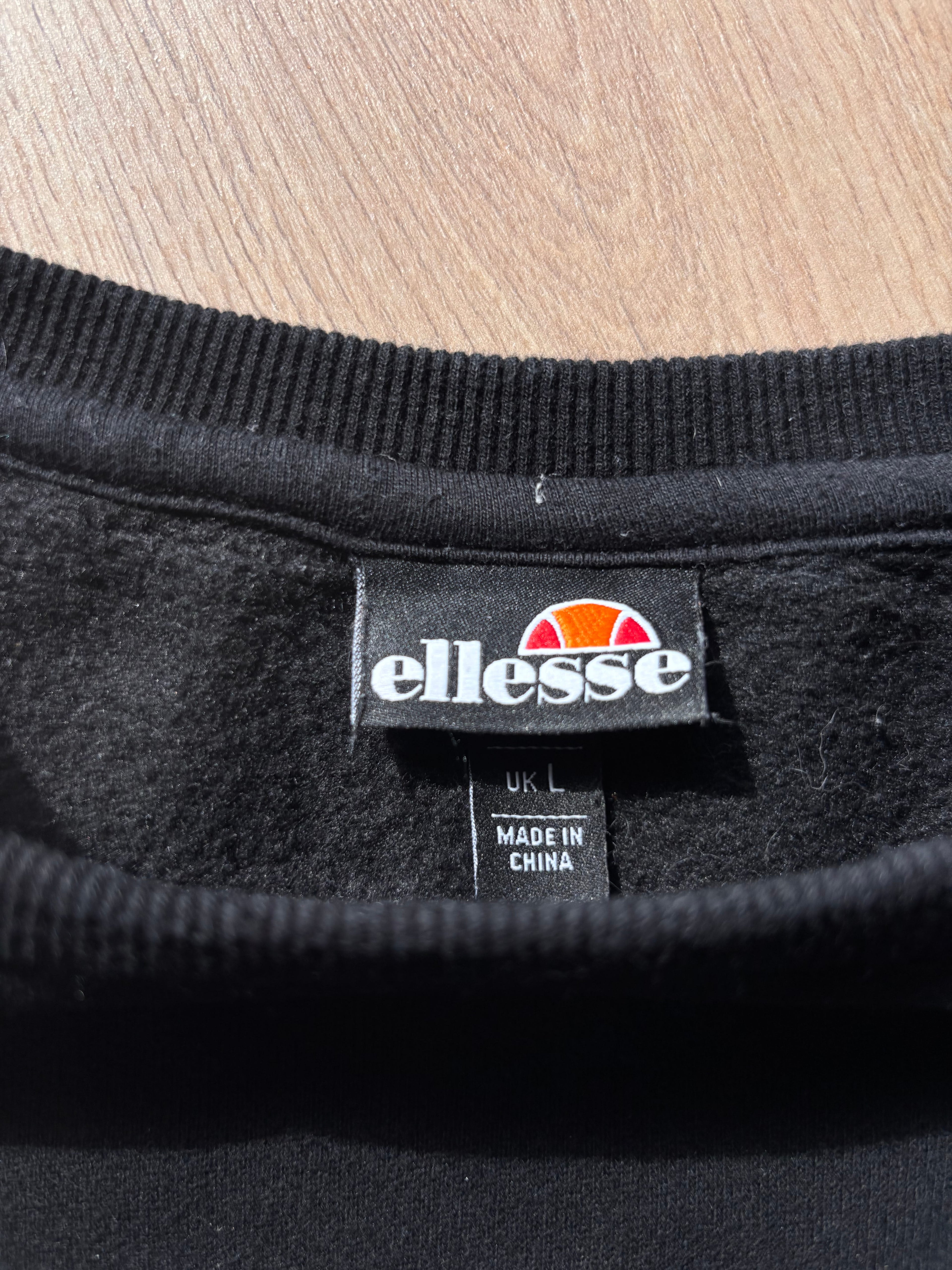 Fabricobe Ellesse crewneck sweatshirt i blødt materiale med logo-tryk foran, perfekt til afslappet stil.