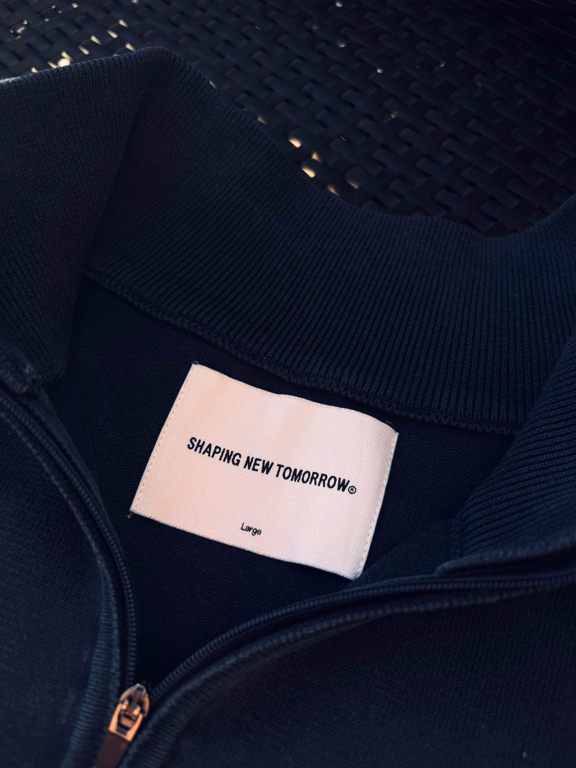 Mørk grå Fabricobe shaping New Tomorrow quarter zip sweatshirt med lynlås og ribbet manchet og hals.