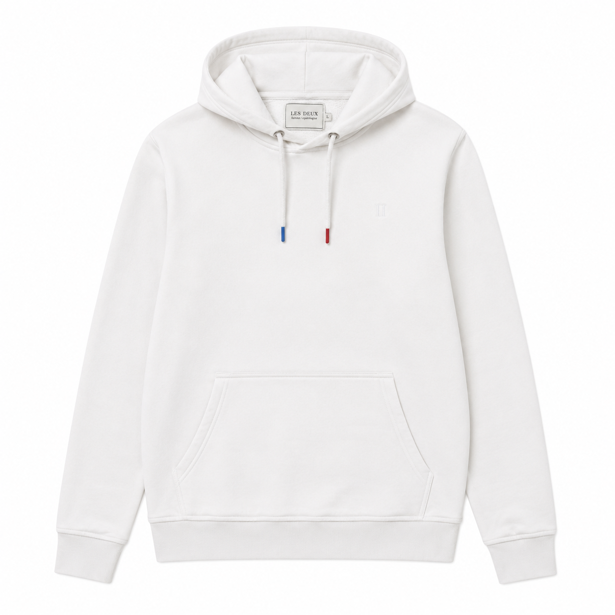 Hvid hoodie fra Les Deux med afslappet pasform og blødt stof, vist på modellen.