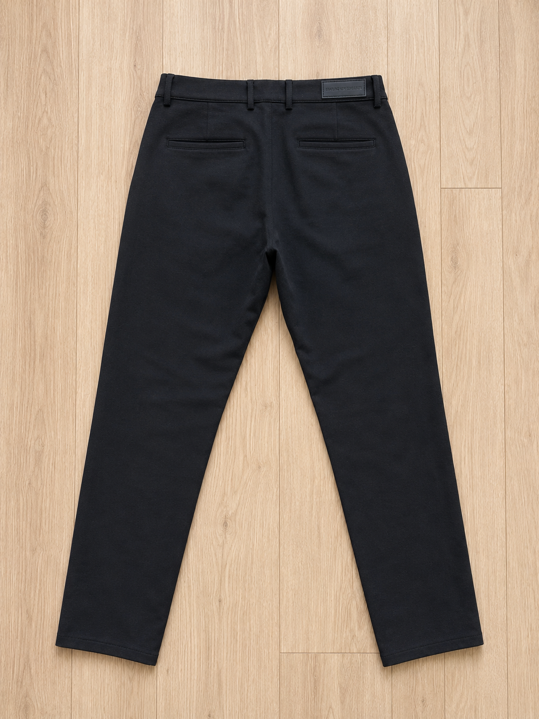 Sorte shaping New Tomorrow chinos fra Fabricobe, vises på en model, med fokus på pasform og stofdetaljer