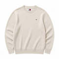 Cream Tommy Jeans striktrøje fra Fabricobe med blød, varm tekstur og klassisk design, perfekt til afslappede outfits.