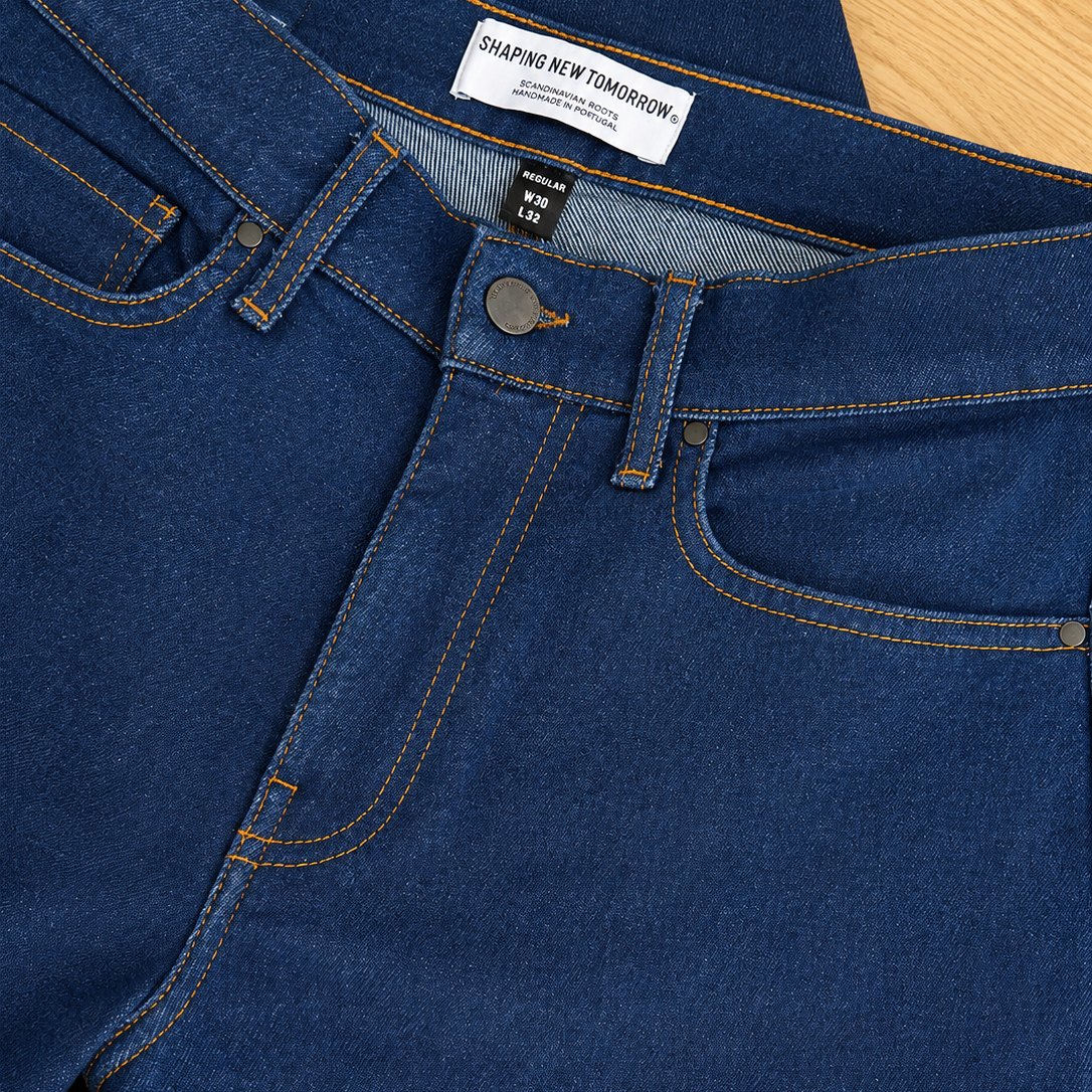 Mørkeblå jeans fra Fabricobe i slim fit, vises på model med fokus på pasform og detaljer.