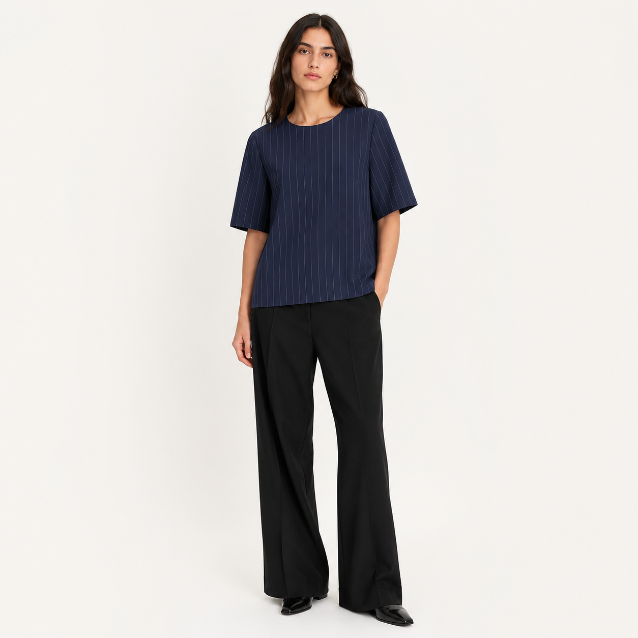 Navyblå Ganni nålestribet bluse i størrelse 40 med langærmet design og klassisk mønster, vist i et close-up billede